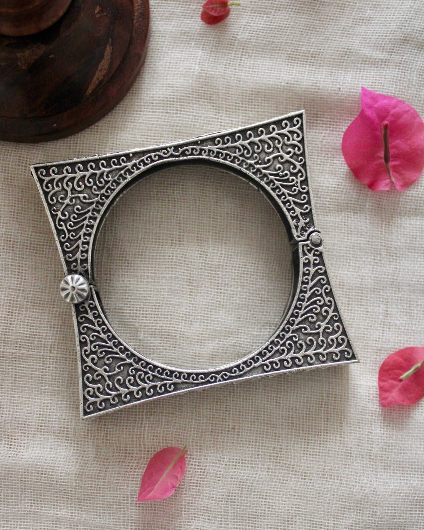 Oorja Brass Kada