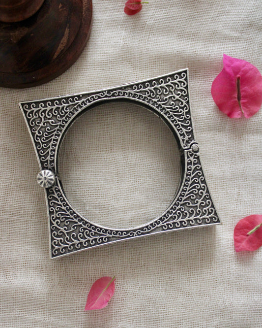 Oorja Brass Kada